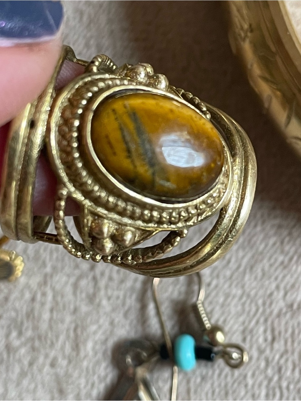 Lot of gold tone fashion jewelry and cat pouch . - Picture 8 of 16